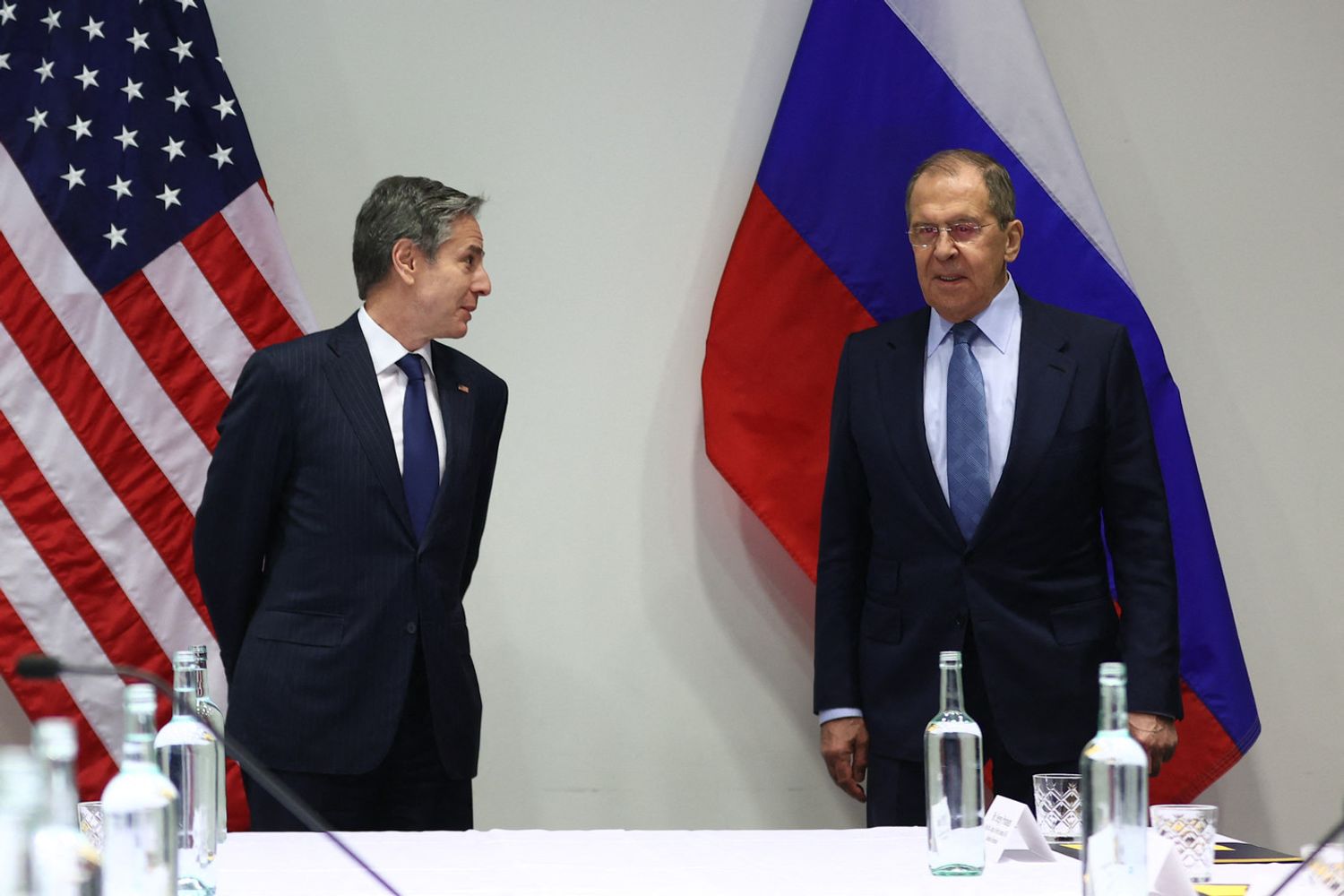 Il ministro degli Esteri russi, Sergei Lavrov, e il segretario di Stato americano, Antony Blinken