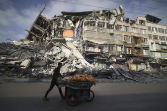 Le macerie a Gaza dopo l'ennesima notte di scontri tra Hamas e Israele