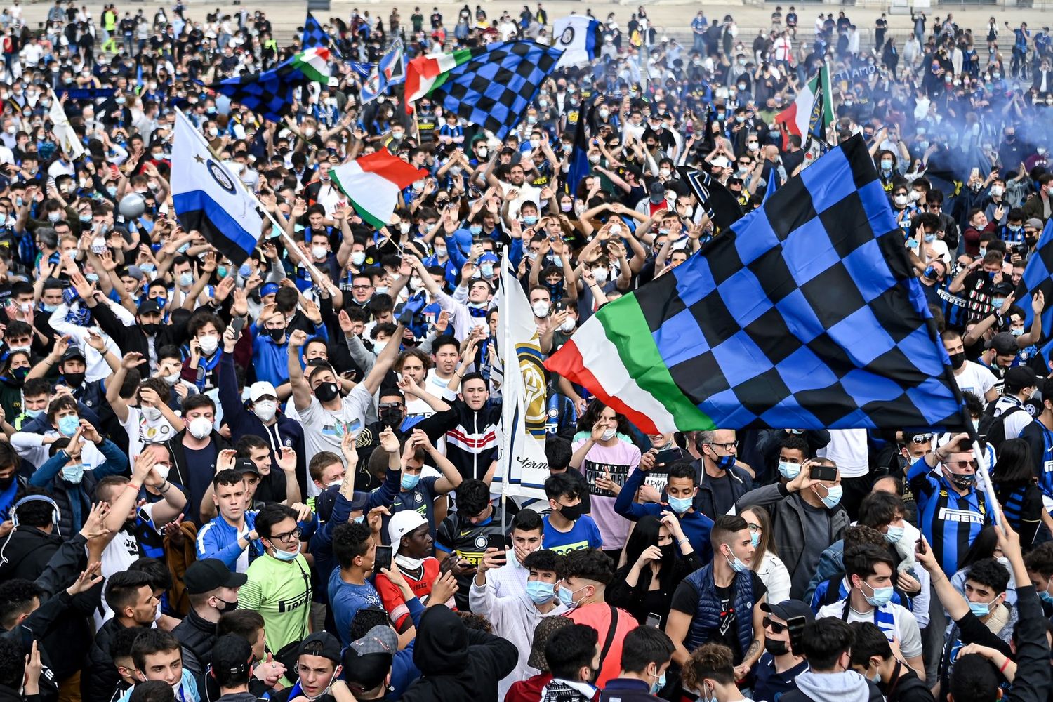 Tifosi dell'Inter in piazza Duomo, a Milano, per festeggiare lo scudetto