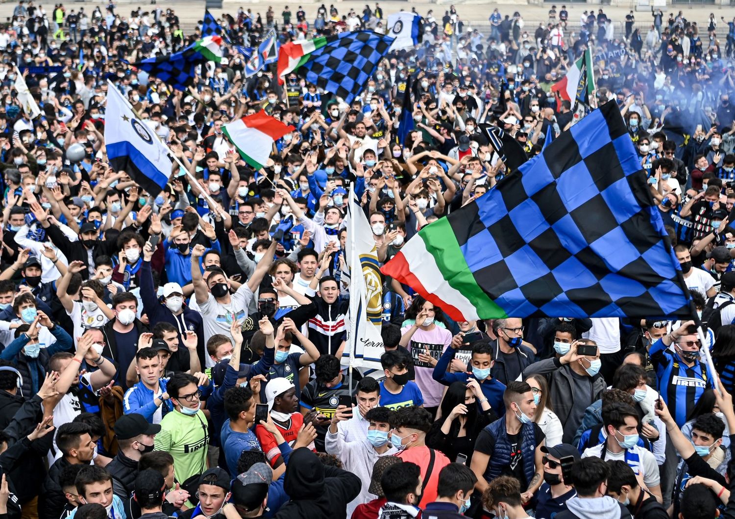 Tifosi dell'Inter in piazza Duomo, a Milano, per festeggiare lo scudetto
