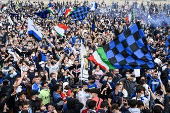 Tifosi dell'Inter in piazza Duomo, a Milano, per festeggiare lo scudetto