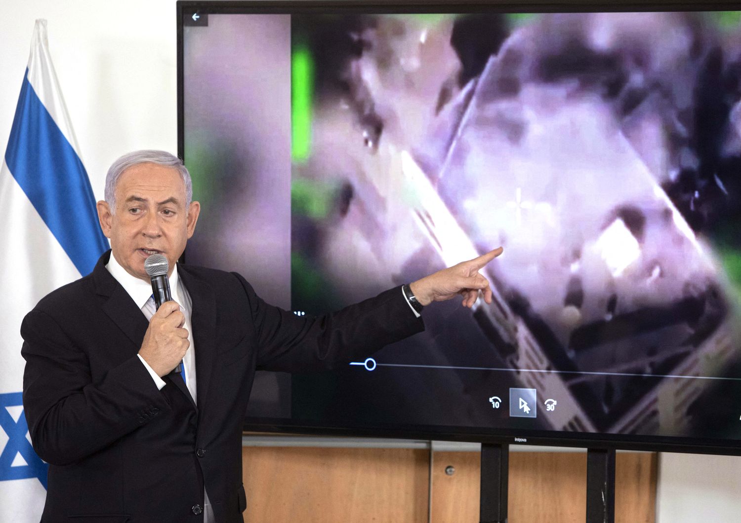Il premier israeliano Benjamin Netanyahu illustra gli effetti dei raid su Gaza