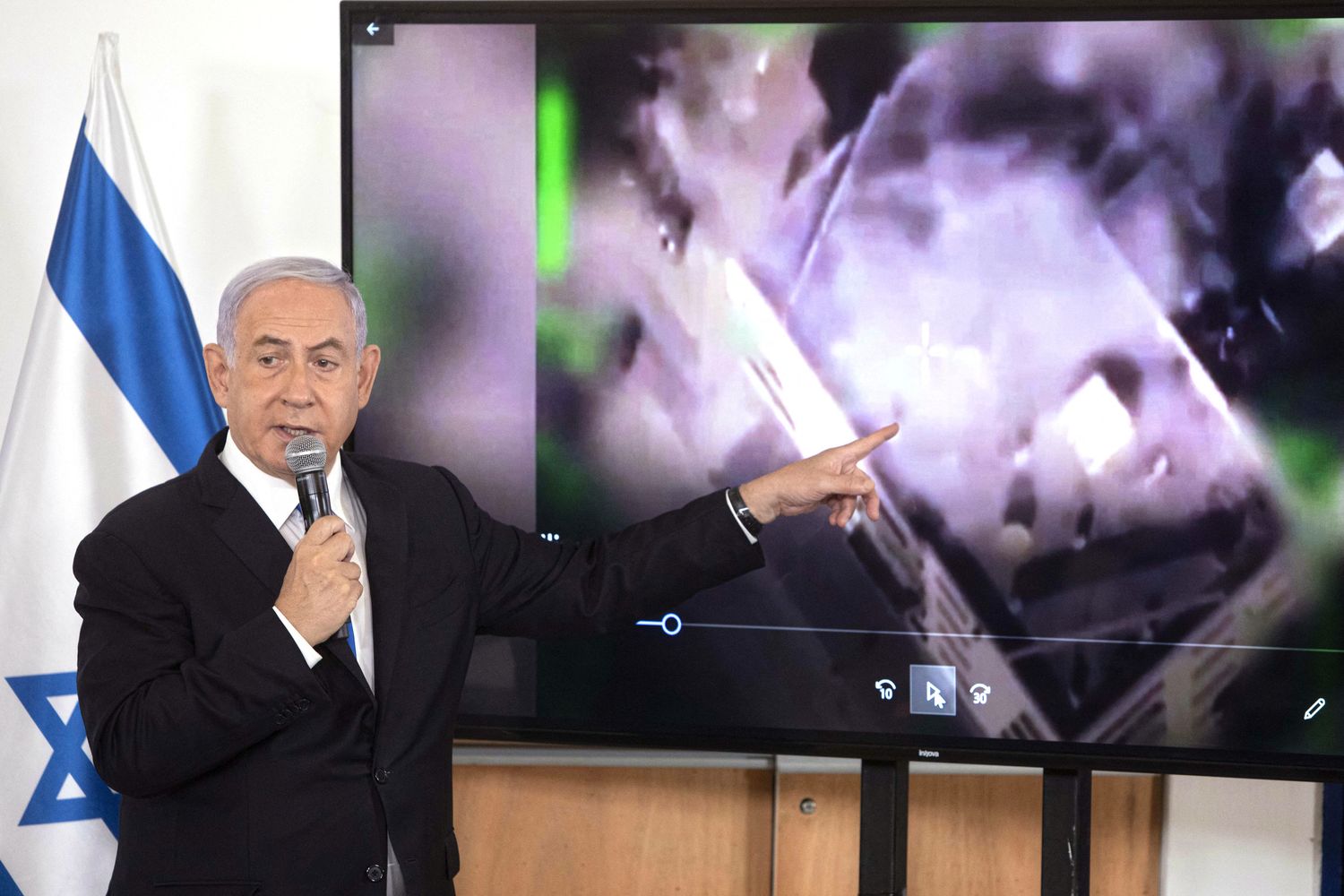 Il premier israeliano Benjamin Netanyahu illustra gli effetti dei raid su Gaza