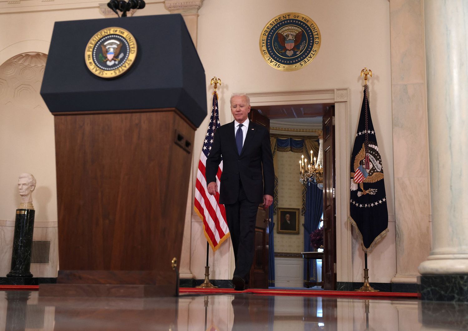 &nbsp;Joe Biden arriva al podio per il commento sulla tregua a Gaza