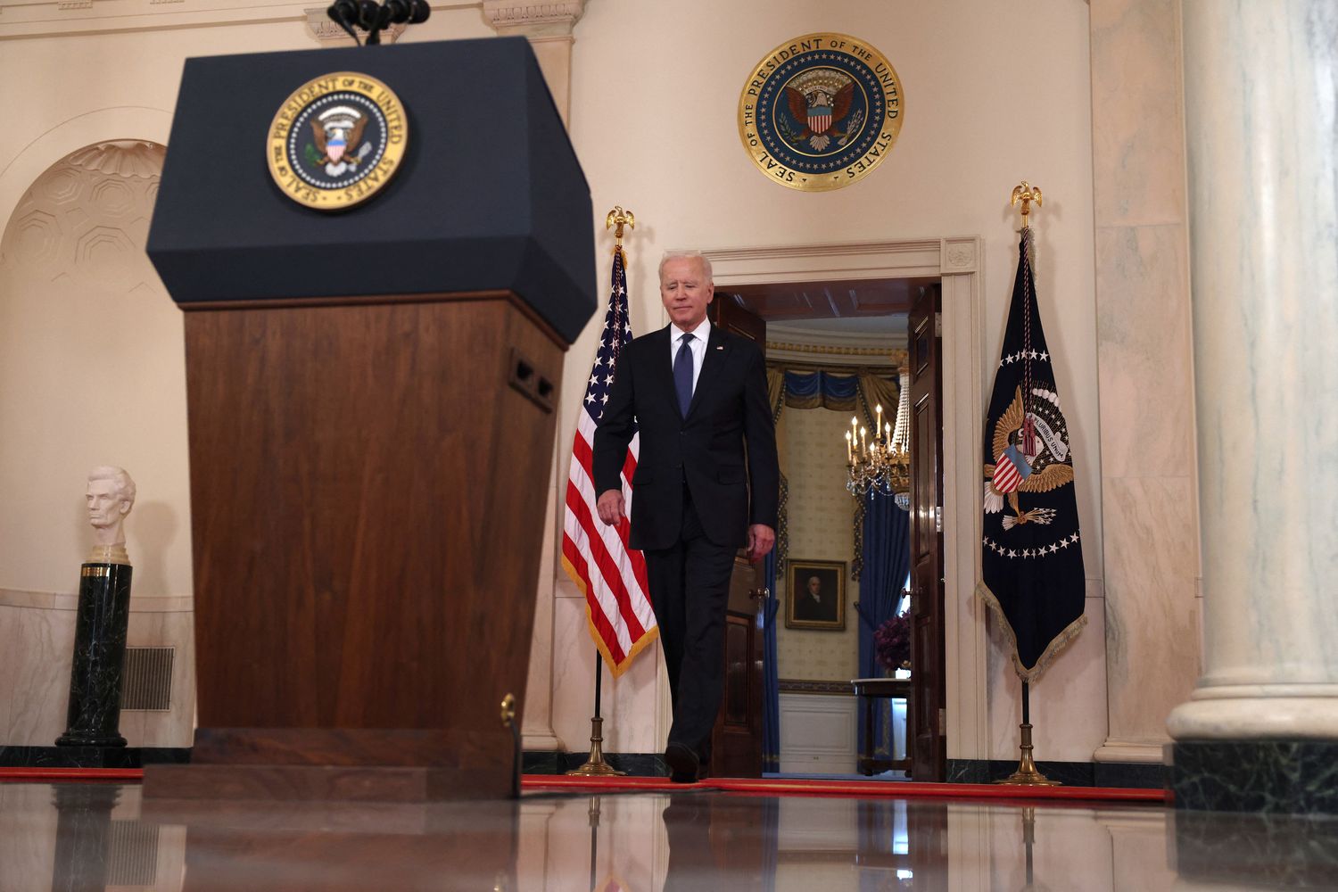 &nbsp;Joe Biden arriva al podio per il commento sulla tregua a Gaza