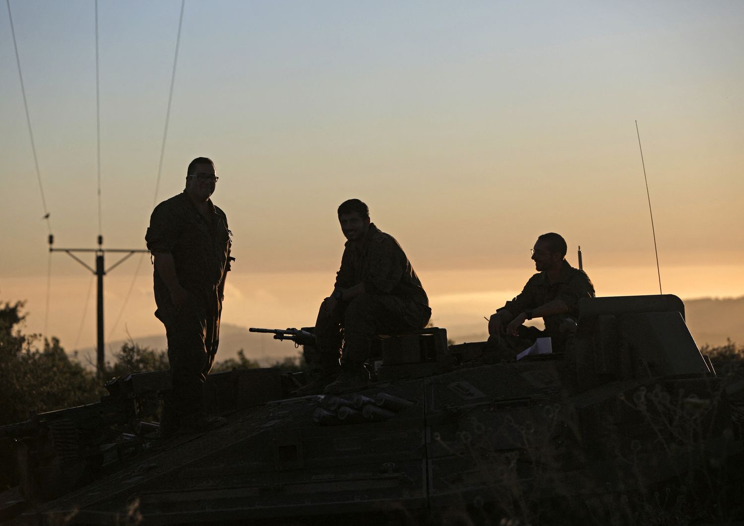 Soldati israeliani schierati al confine con il Libano