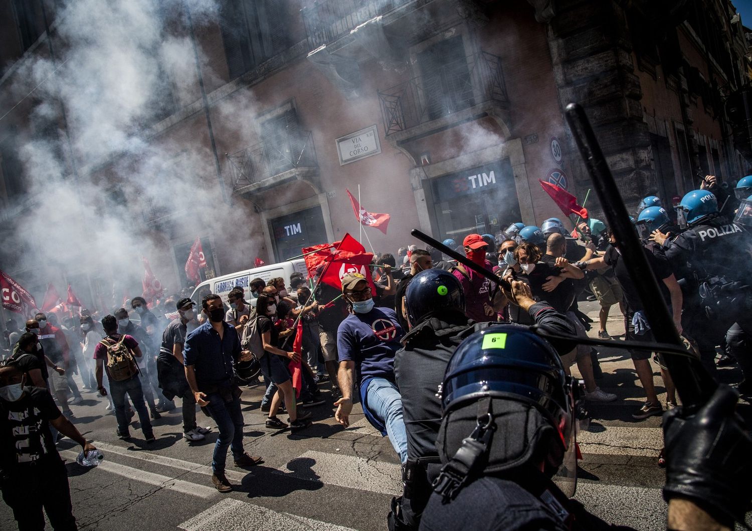 I tafferugli nel corso della manifestazione dei Cobas a Roma