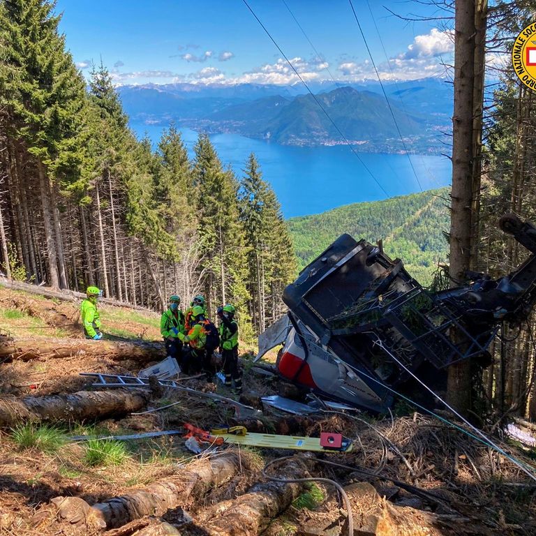 La cabina della funivia Stresa-Mottarone precipitata