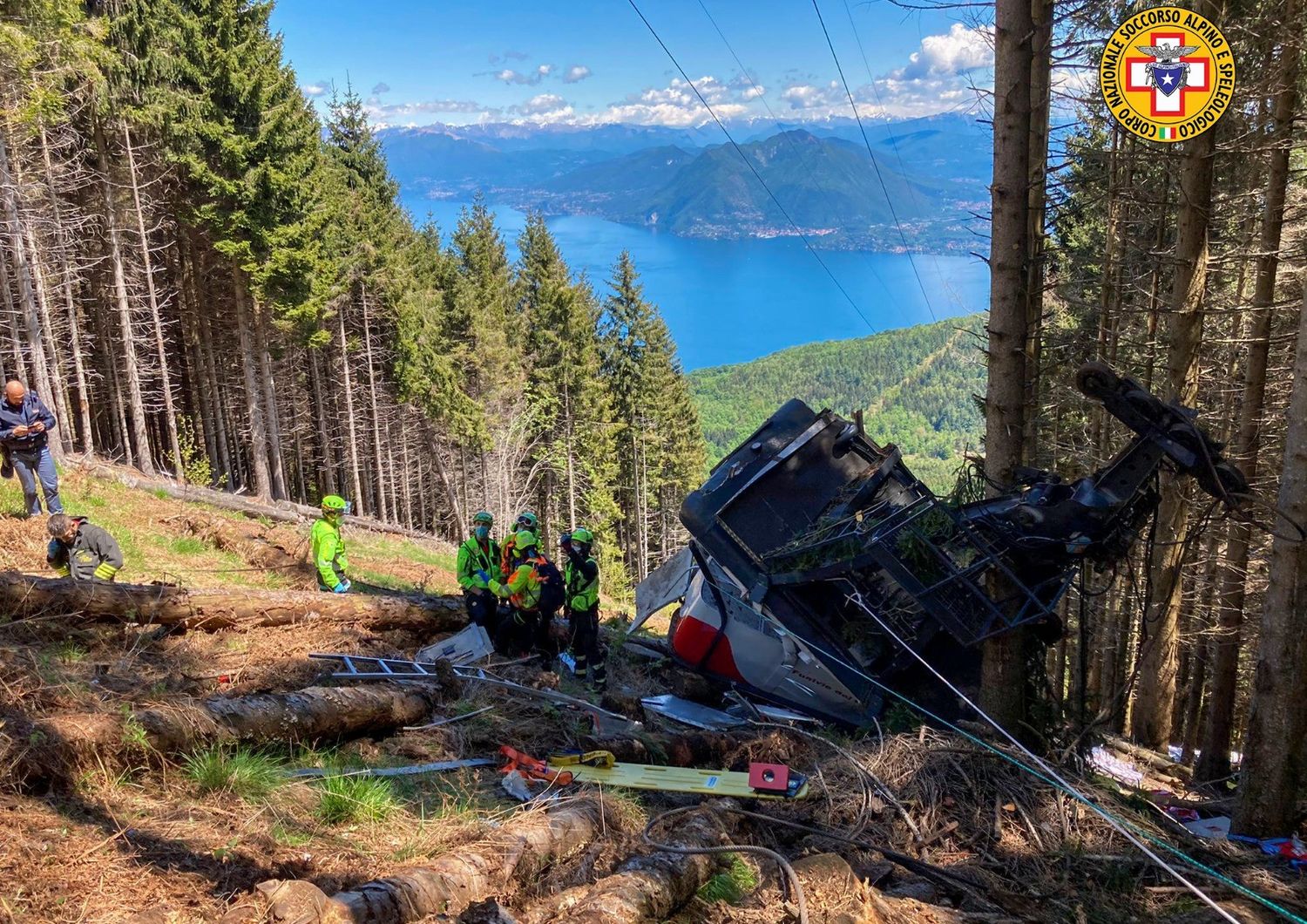 La cabina della funivia Stresa-Mottarone precipitata