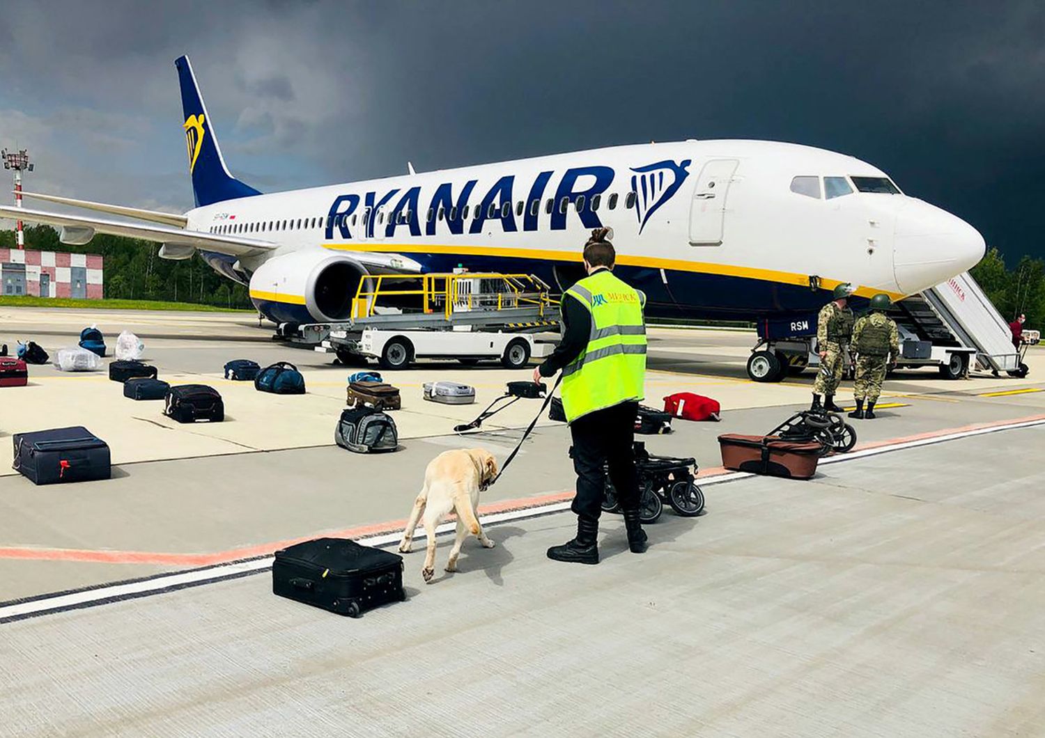 Il 737 di Ryanair parcheggiato nell'aeroporto di Minsk per i controlli dopo il finto allarme bomba usato per dirottare l'aereo e arrestare l'oppositore Roman Protasevich