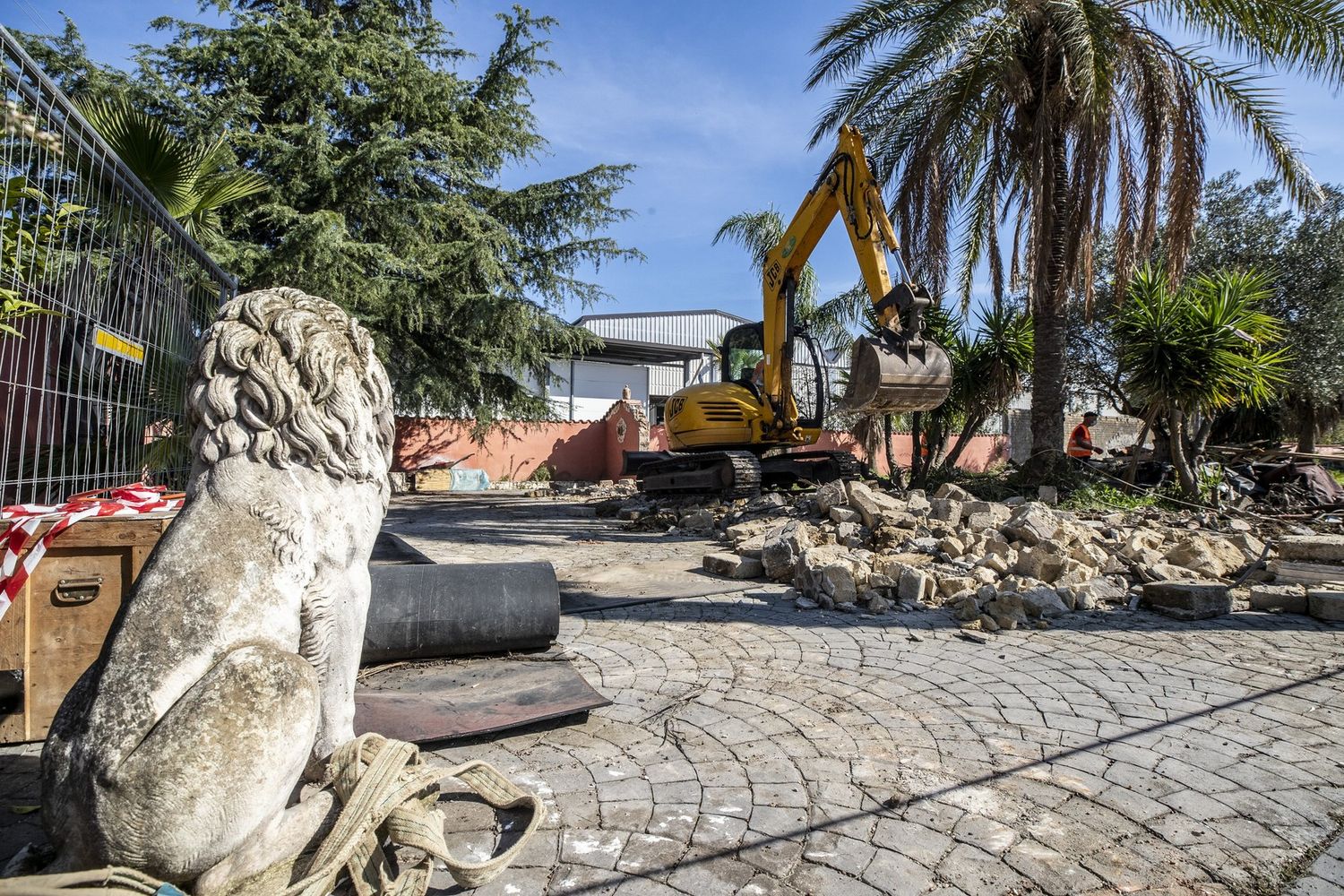 Abbattimento di manufatti riconducibili al clan Casamonica