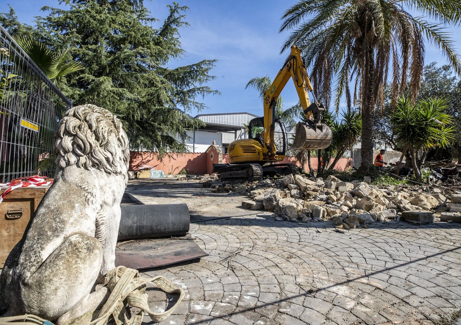 Abbattimento di manufatti riconducibili al clan Casamonica