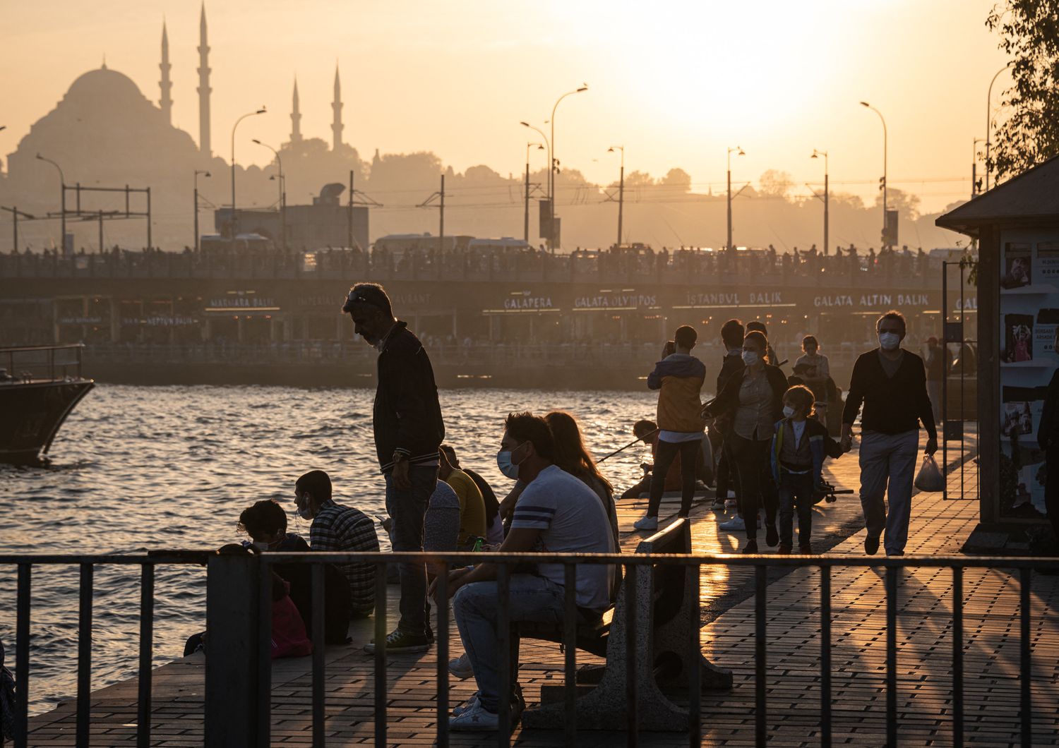 Cittadini di Istanbul su una banchina nel Corno d'Oro
