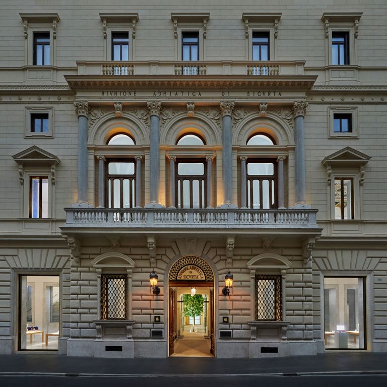 Il nuovo Apple store in via del Corso