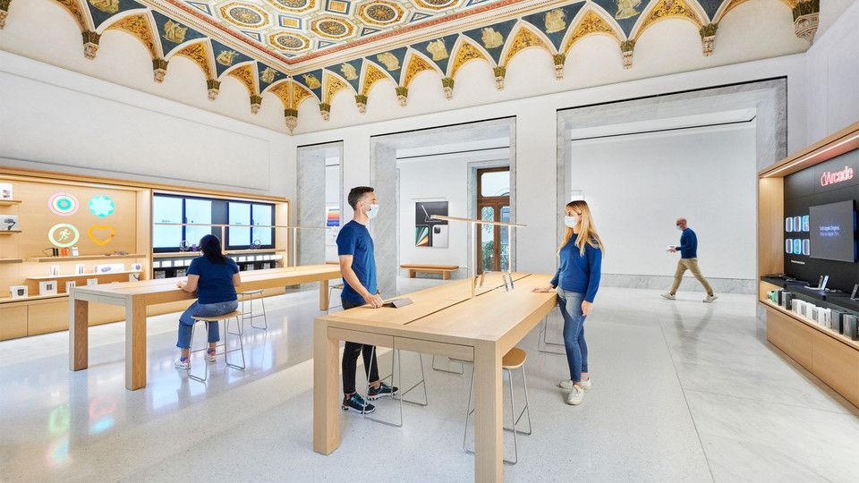 Il nuovo Apple store in via del Corso
