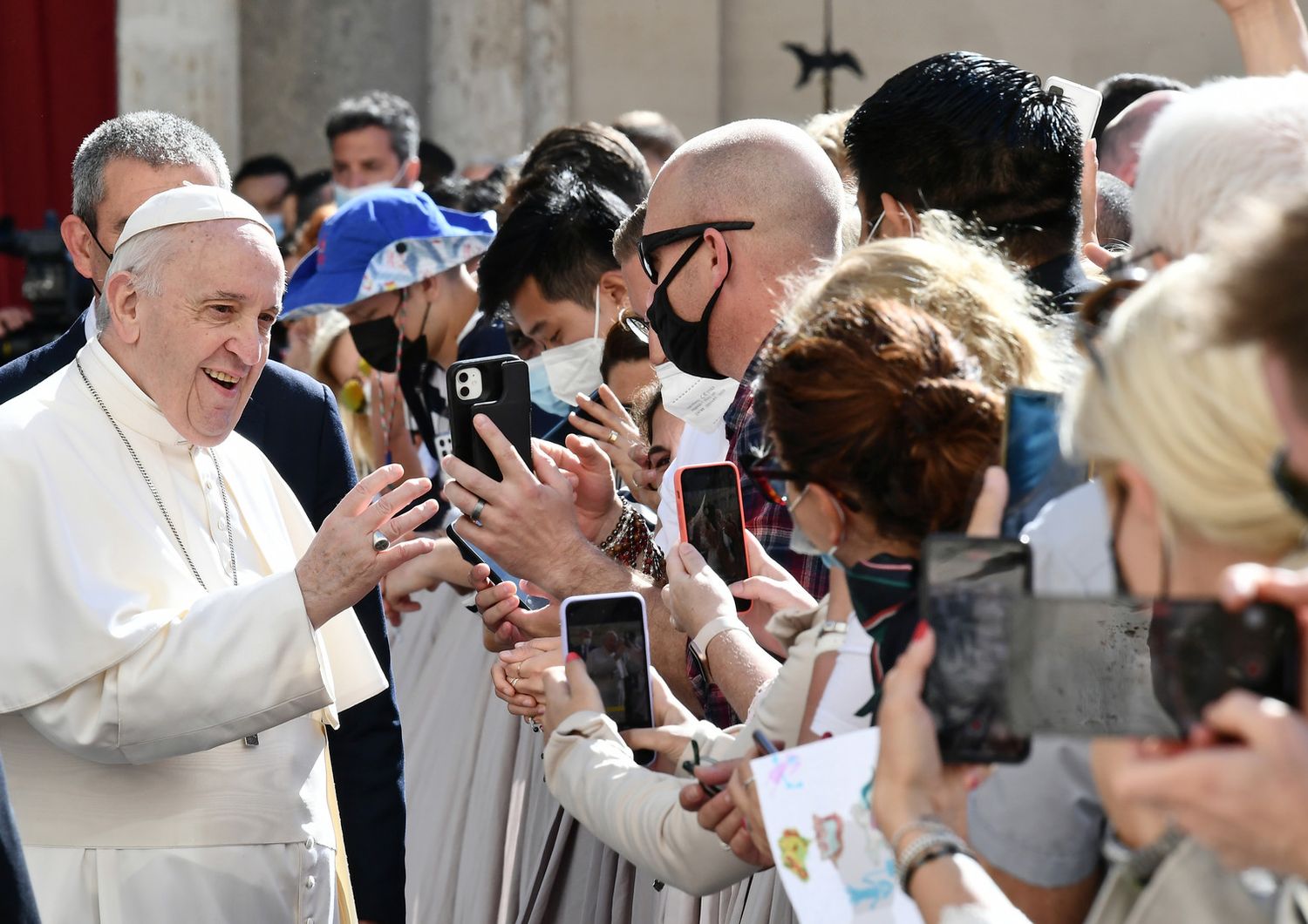 &nbsp;Papa Francesco saluta i fedeli durante l'Udienza Generale nel Cortile di San Damaso