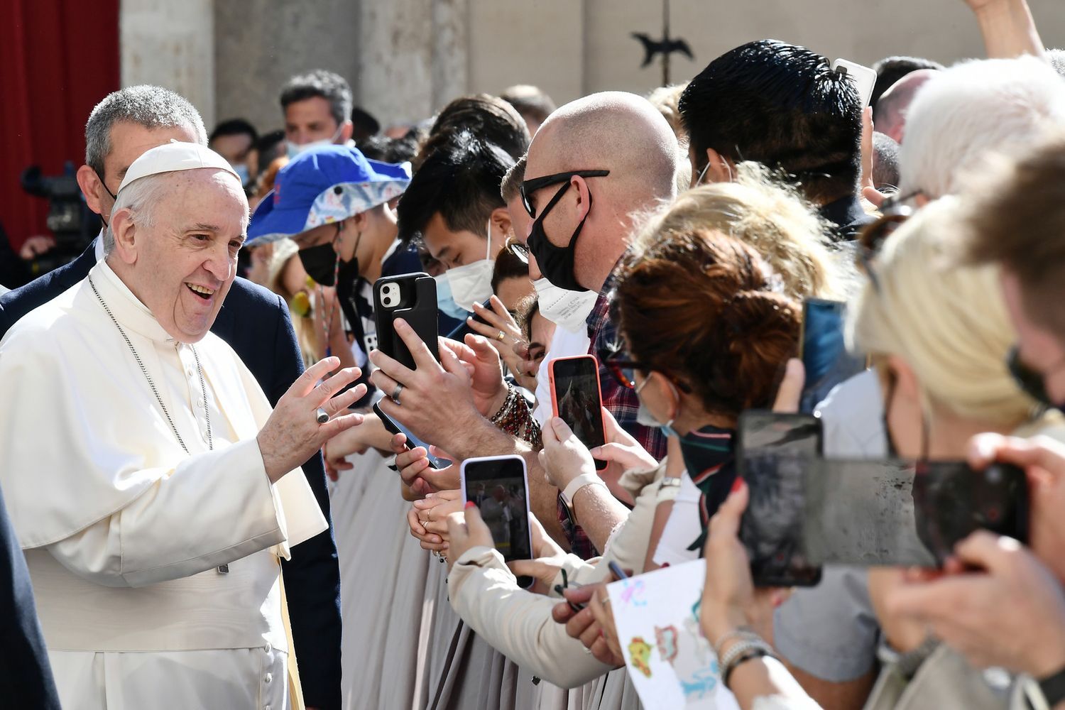 &nbsp;Papa Francesco saluta i fedeli durante l'Udienza Generale nel Cortile di San Damaso