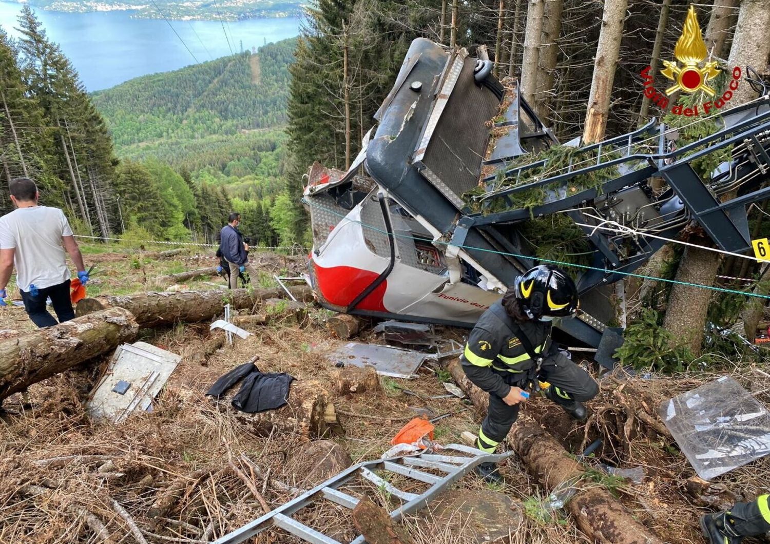 &nbsp;La cabina della funivia del Mottarone dopo lo schianto