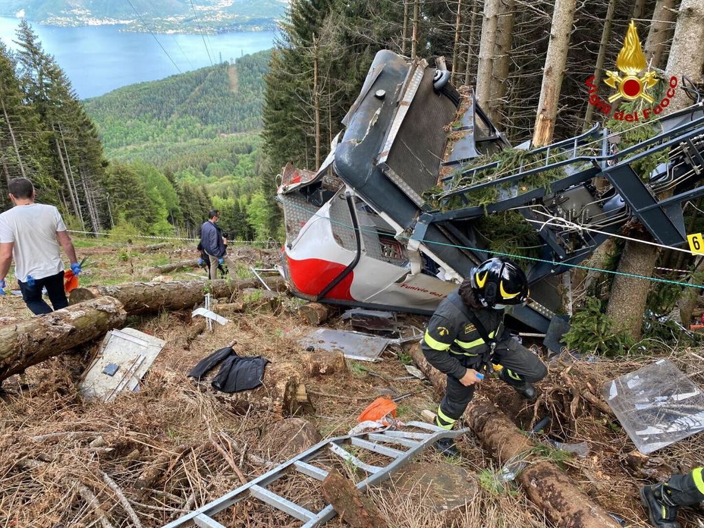 &nbsp;La cabina della funivia del Mottarone dopo lo schianto