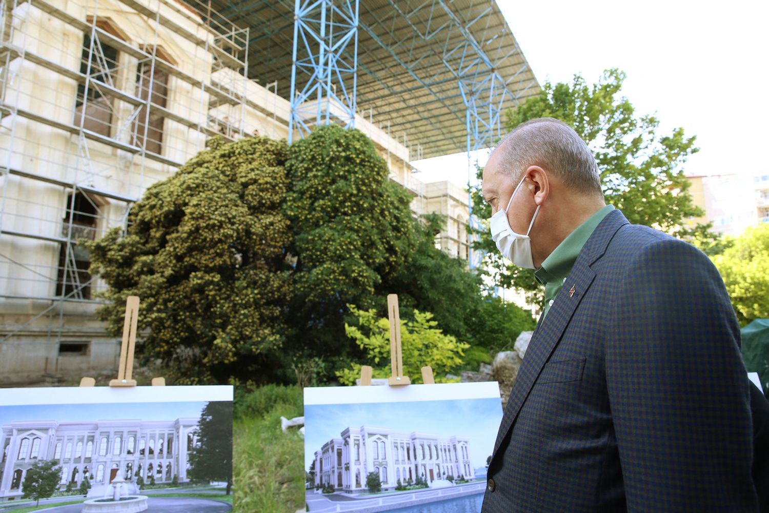 Il presidente turco, Erdogan, davanti alla nuova moschea a Istanbul