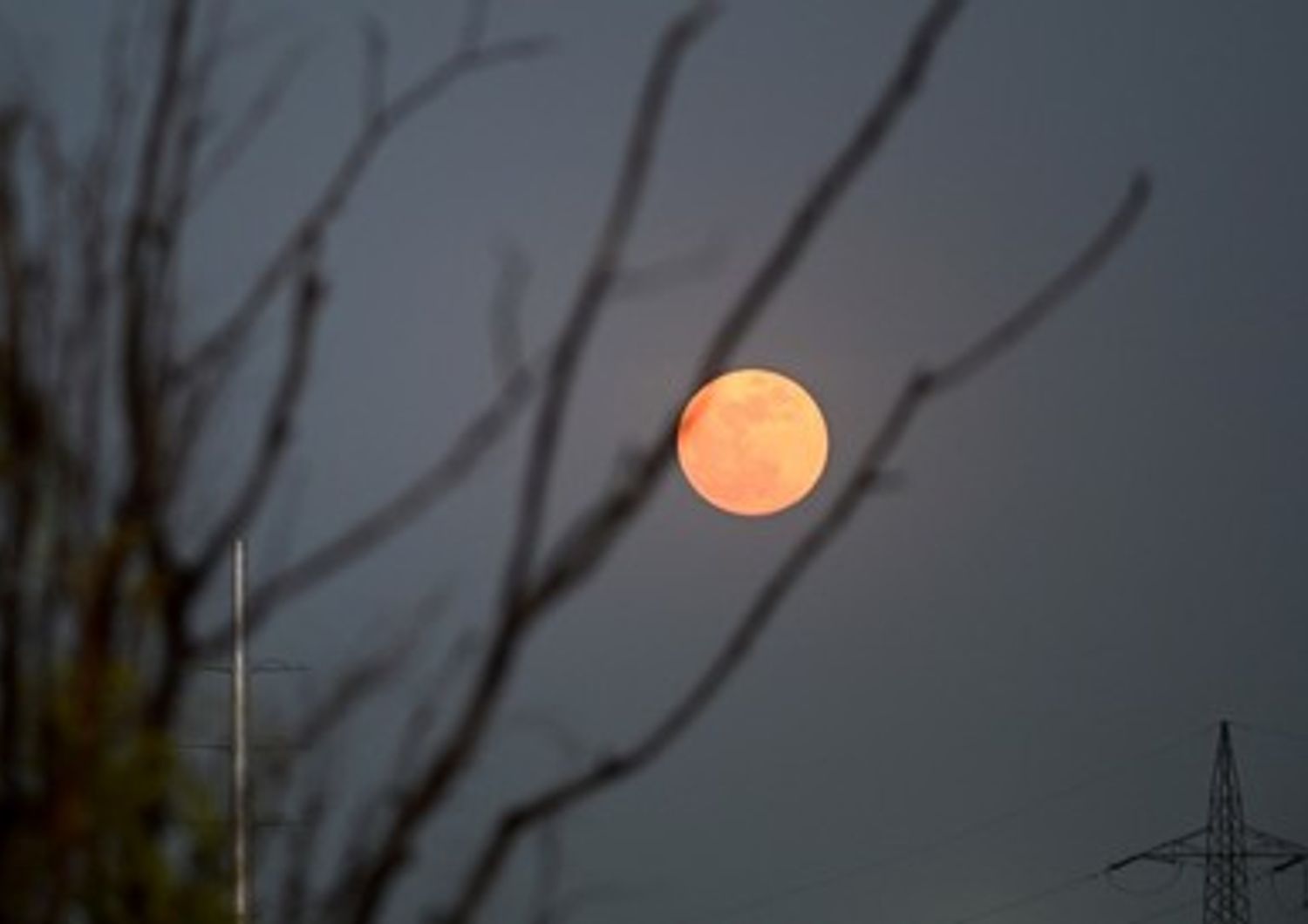 &nbsp;La luna &egrave; raffigurata sopra i cieli di Nuova Delhi il 26 maggio 2021&nbsp;