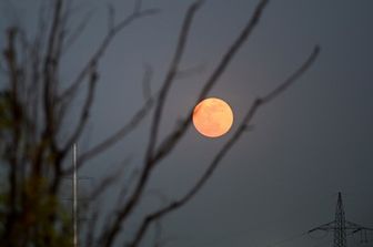 &nbsp;La luna &egrave; raffigurata sopra i cieli di Nuova Delhi il 26 maggio 2021&nbsp;