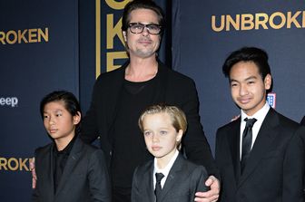 Brad Pitt nel 2014 con tre dei suoi figli