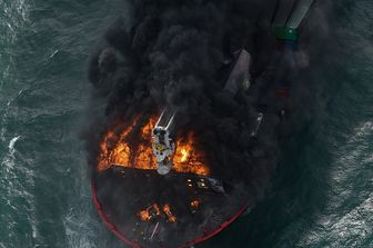 Incendio su una nave portacontainer al largo dello Sri Lanka