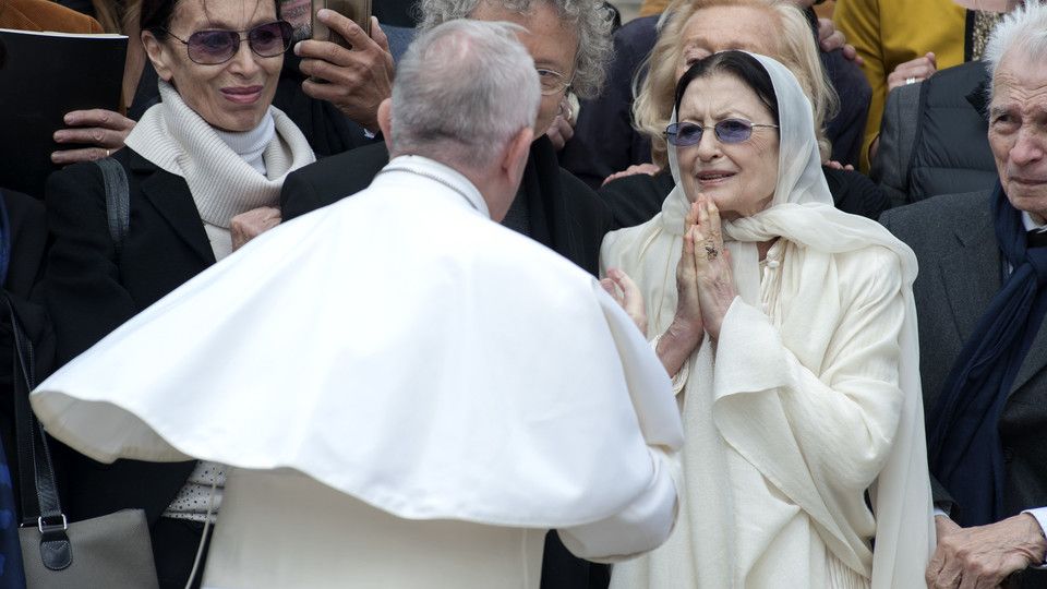 Carla Fracci con Papa Francesco nell'aprile del 2017