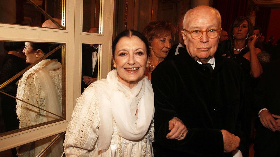 Carla Fracci con il marito Beppe Menegatti alla prima della Scala del 2013