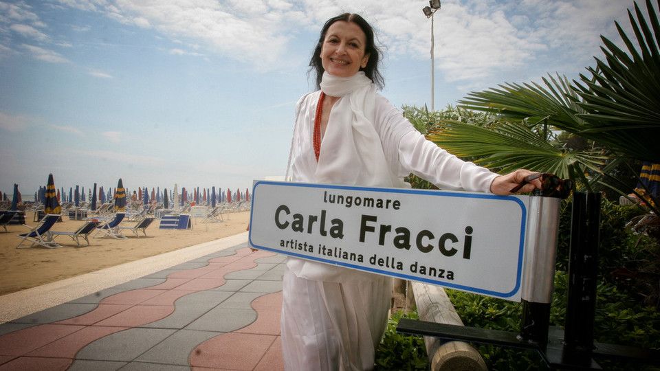 Carla Fracci sul lungomare di Jesolo che le &egrave; stato dedicato nel 2006