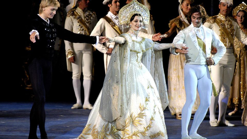 Carla Fracci con Andrian Fadayev per il Lago dei Cigni allestito alle terme di Caracalla nel 2005