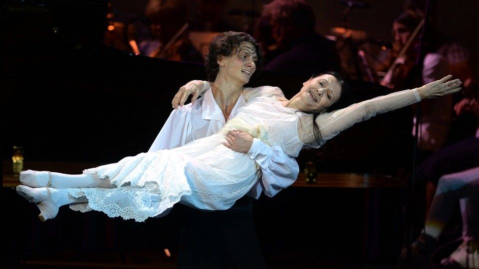 Dmitry Yekaterinin e Carla Fracci si esibiscono nel 2015 in Mystery of Ballet diretto da Nikolai Androsov, al Russkaya Pesnya