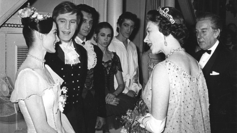 Carla Fracci con la regina Elisabetta II al termine di un'esibizione al Covent Garden nel 1969