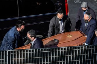 La bara del pap&agrave; di Eitan alla partenza da Malpensa per Israele