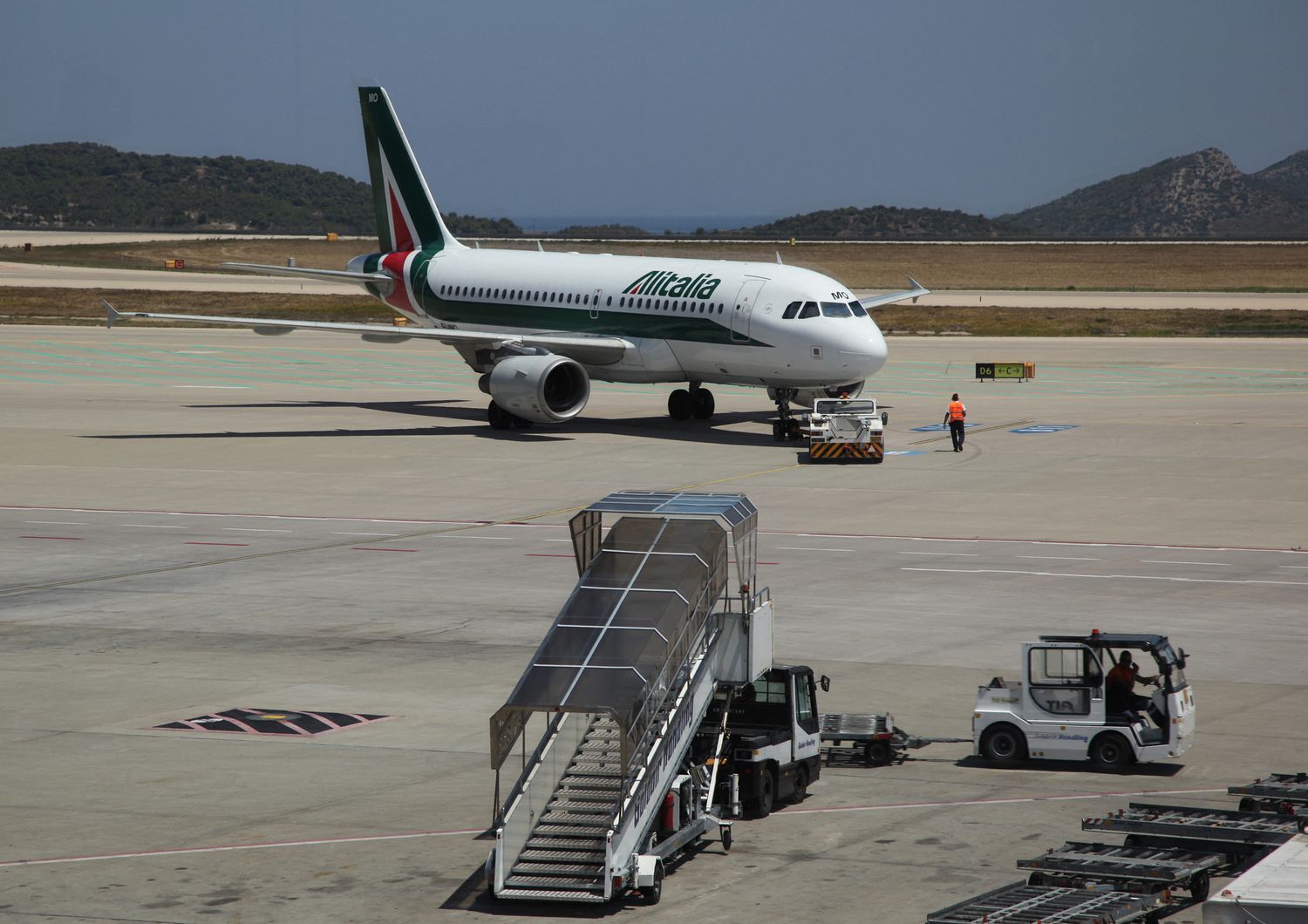 Un aereo Alitalia fotografato sulla pista dell'aeroporto di Atene