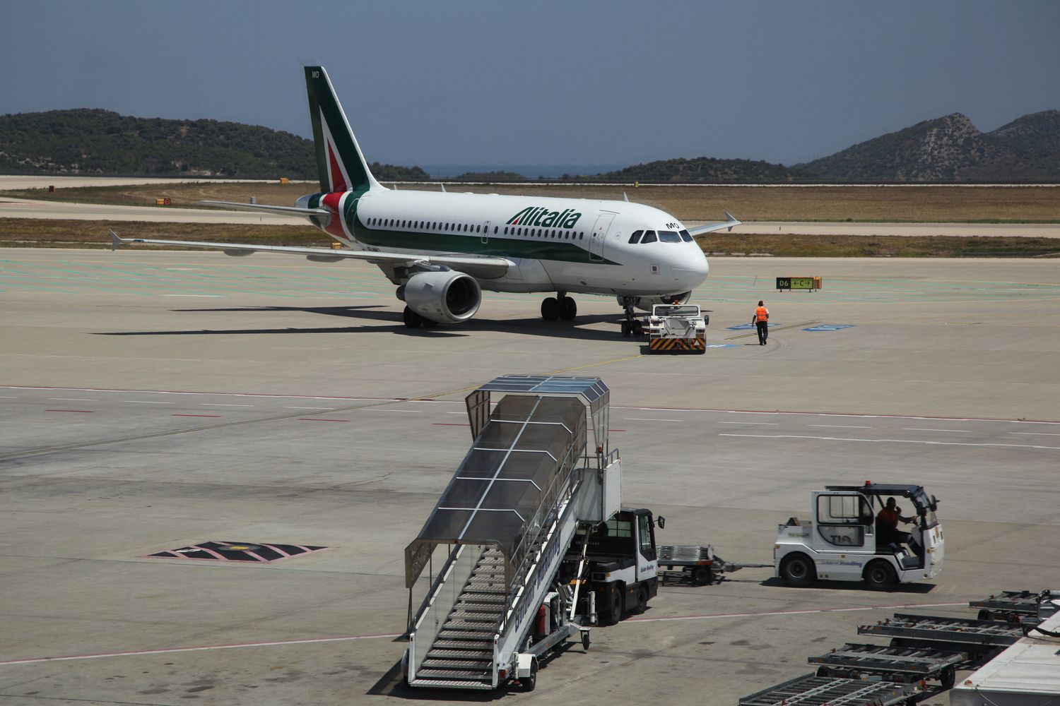Un aereo Alitalia fotografato sulla pista dell'aeroporto di Atene