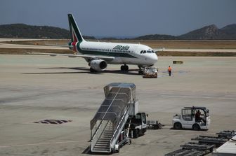 Un aereo Alitalia fotografato sulla pista dell'aeroporto di Atene