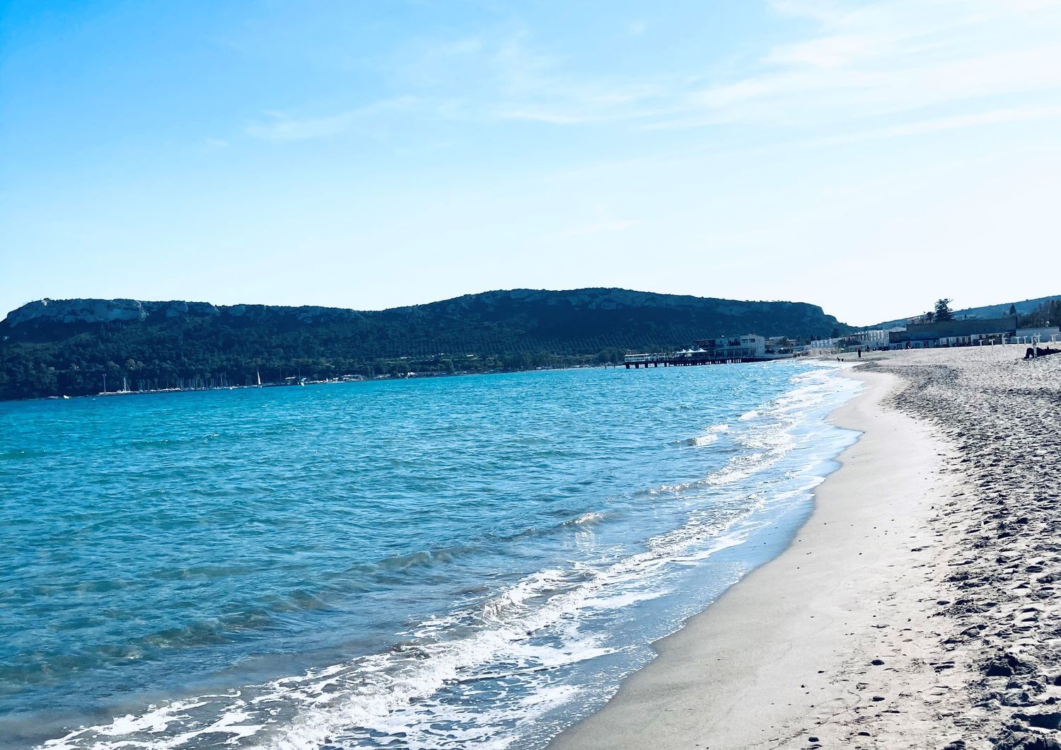 &nbsp;La spiaggia del Poetto di Cagliari con la Sella del diavolo sullo sfondo