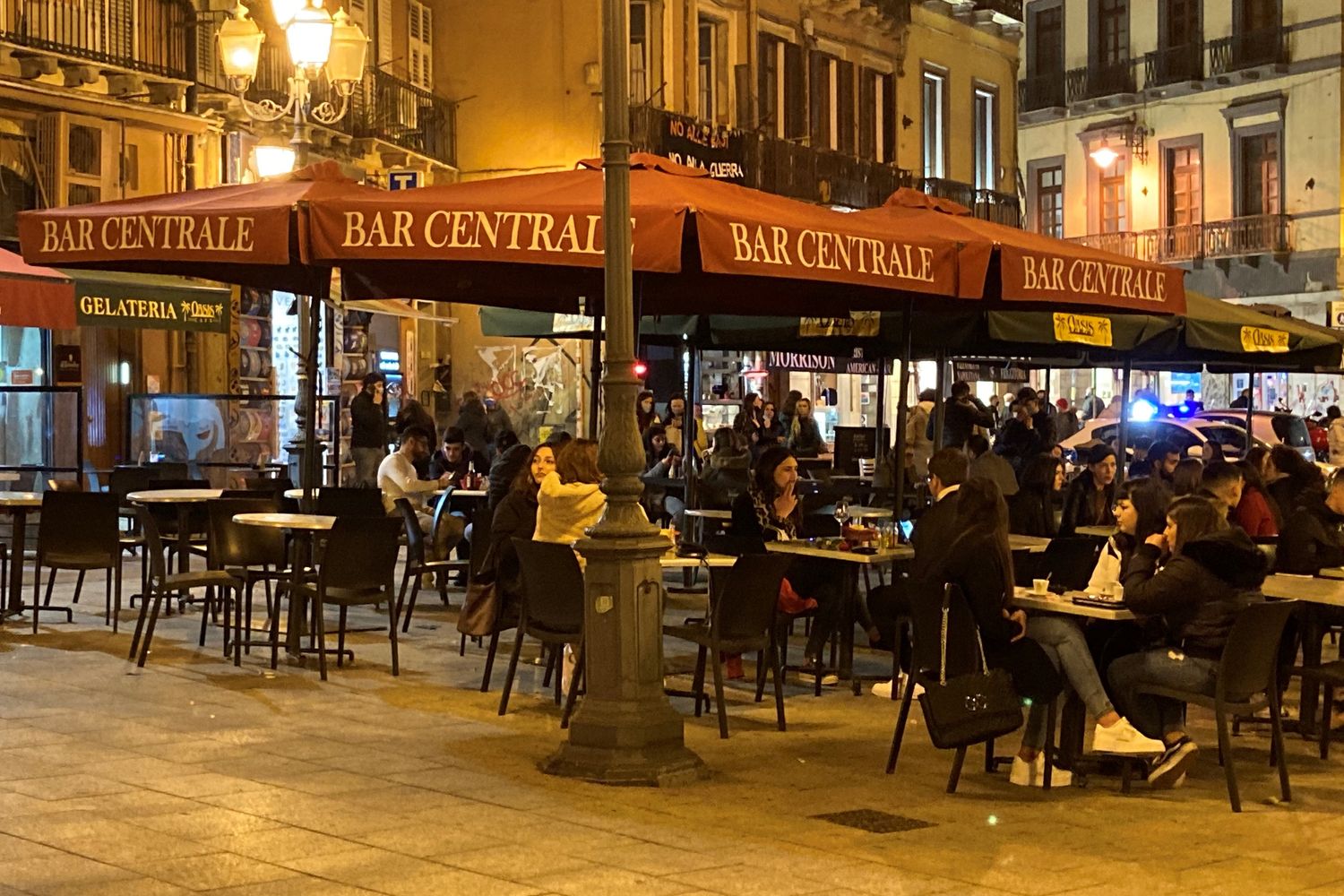 Tavoli all'aperto nel centro di Cagliari, cuore della movida cittadina