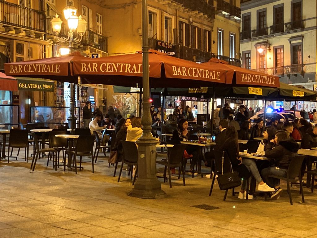 Tavoli all'aperto nel centro di Cagliari, cuore della movida cittadina