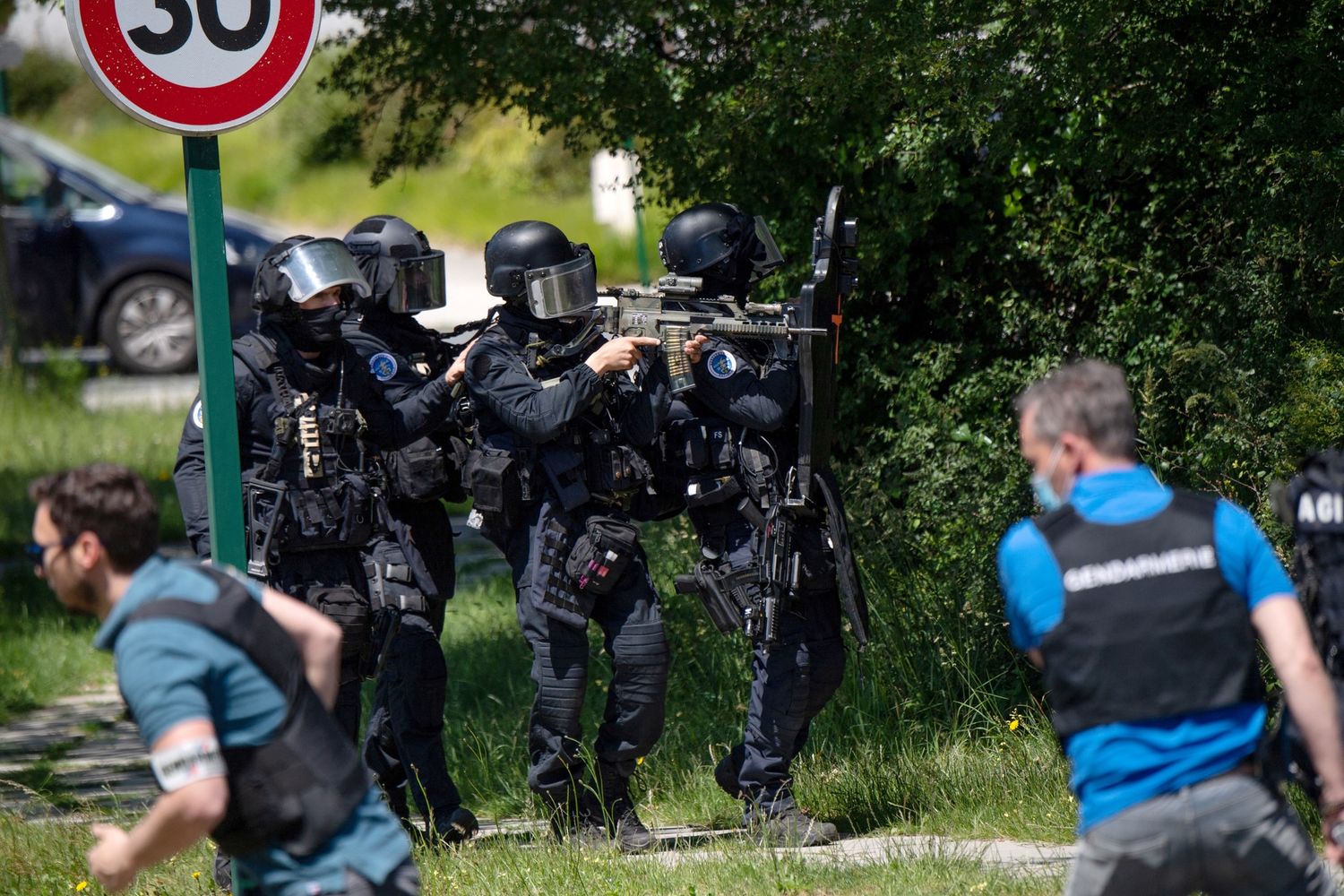 Un momento delle ricerche dell'aggressore