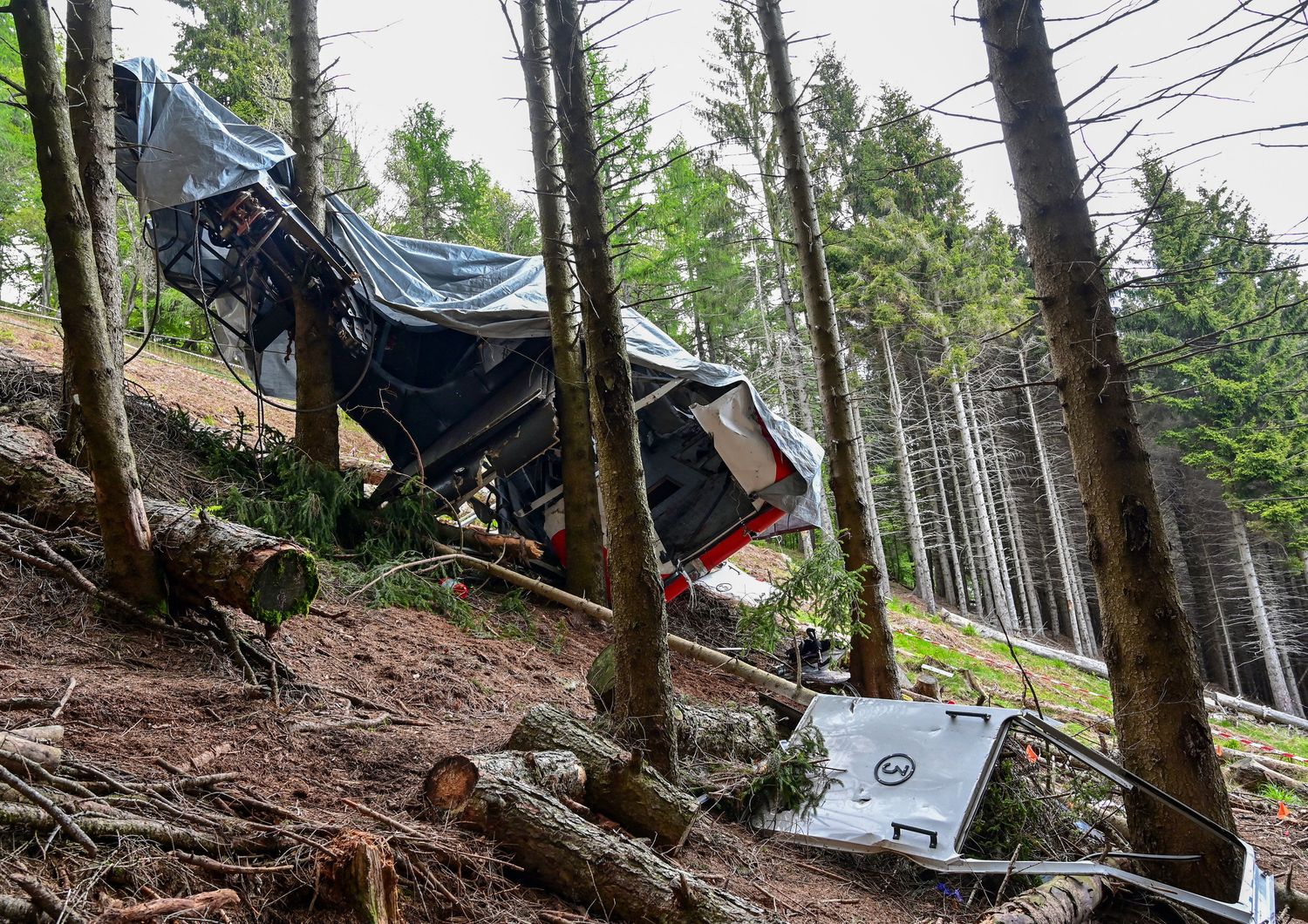 Cabina precipitata dalla funivia che collega Stresa al Mottarone