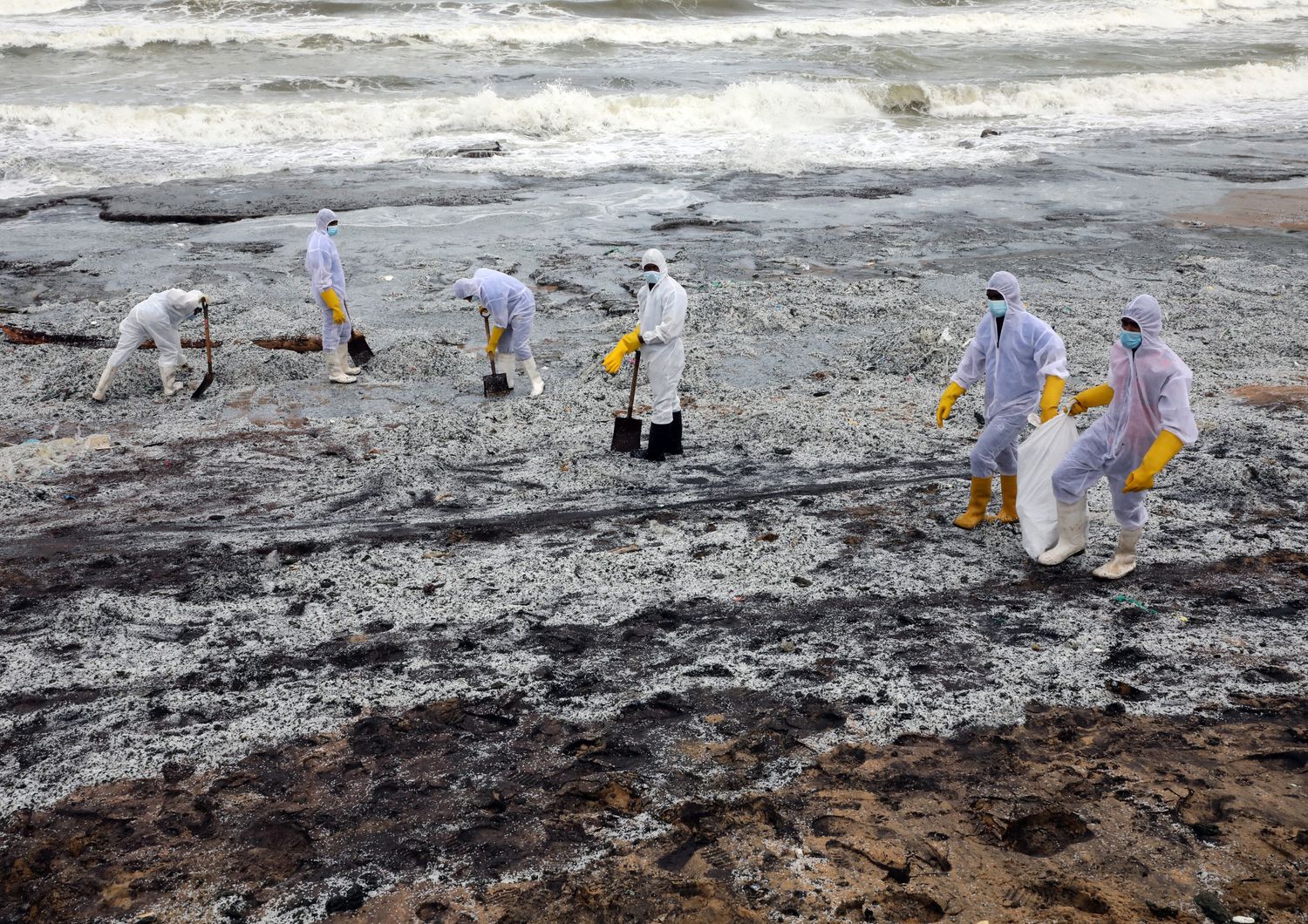 Detriti e petrolio depositati nelle spiagge dello Sri Lanka