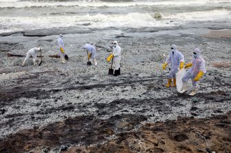 Detriti e petrolio depositati nelle spiagge dello Sri Lanka
