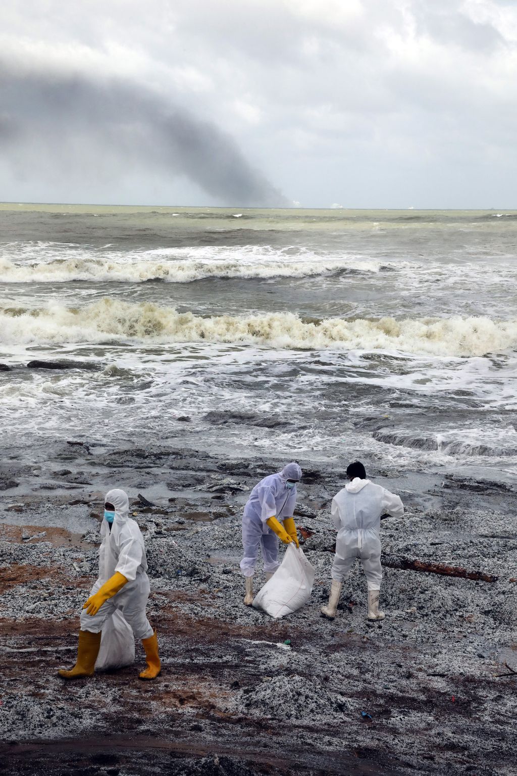 Detriti e petrolio depositati nelle spiagge dello Sri Lanka