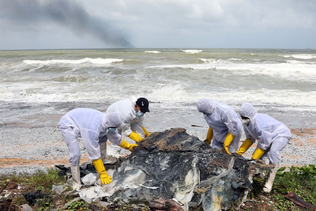 Detriti e petrolio depositati nelle spiagge dello Sri Lanka