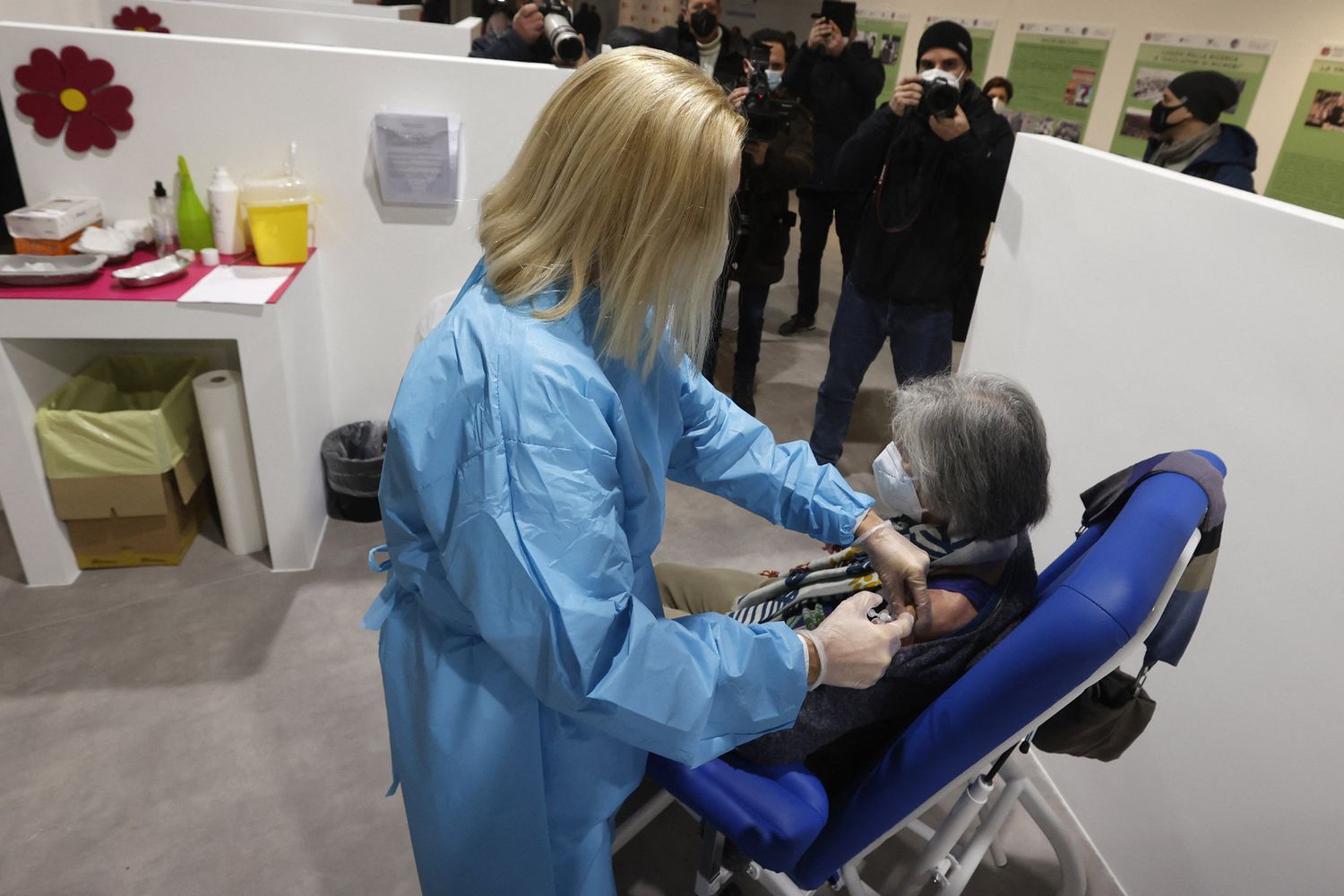 Vaccini in un hub a Roma&nbsp;