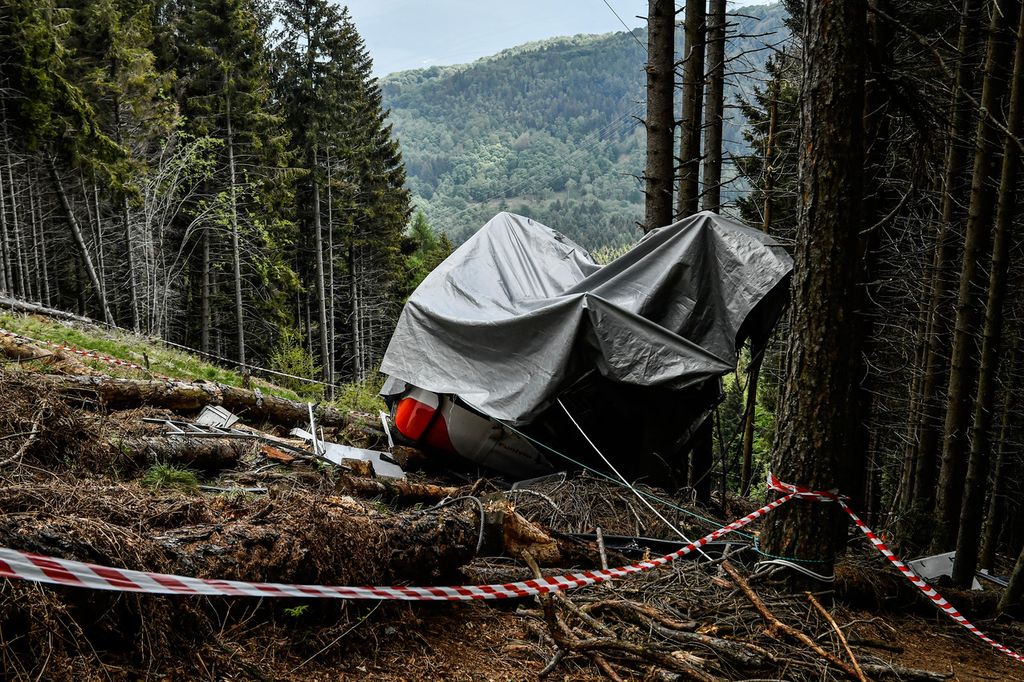 Cabina precipitata dalla funivia che collega Stresa al Monte Mottarone