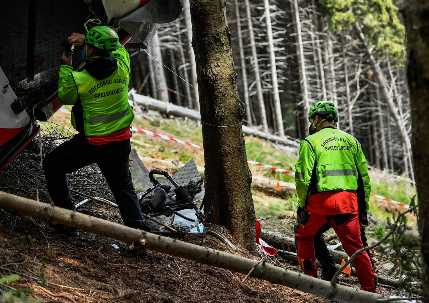 Soccorsi dopo la caduta di una cabina della funivia a Stresa